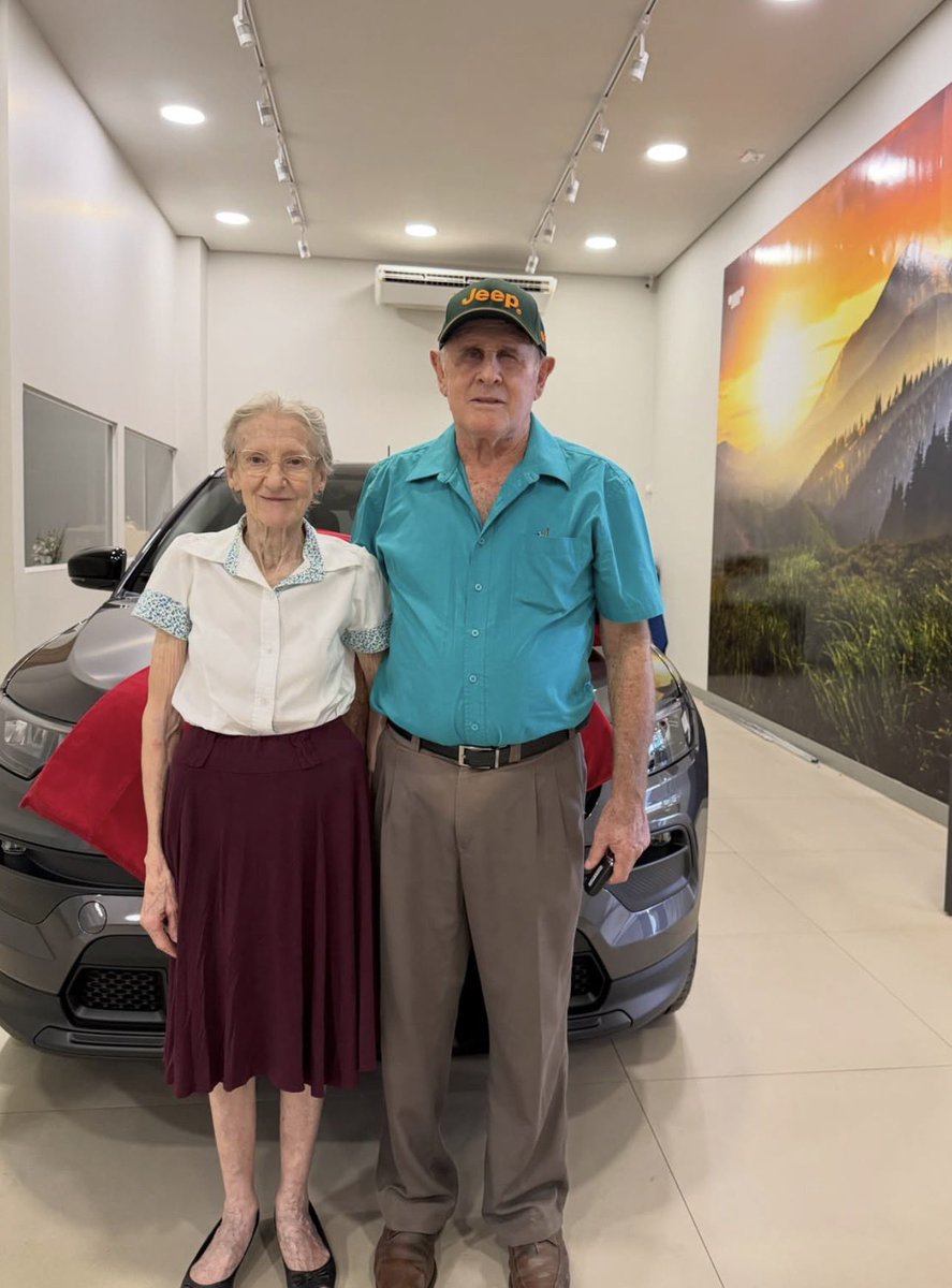 NazareAmarga's tweet photo. Casal de idosos registra momento emocionante. Pela primeira vez na vida eles conseguiram comprar um carro 0km. “Tem gente que diz que sonho tem idade, eles mostram exatamente o contrário” comentou o vendedor. https://t.co/KPj2jkWo1I