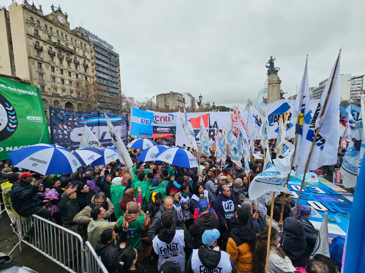 CTAAutonoma's tweet photo. ✊🏻 La CTA presente en la multitudinaria movilización al Congreso Nacional en contra del proyecto de Ley de Inviolabilidad de la Propiedad Privada, y en defensa de la soberanía, y el territorio. https://t.co/qqL6VXCaRi