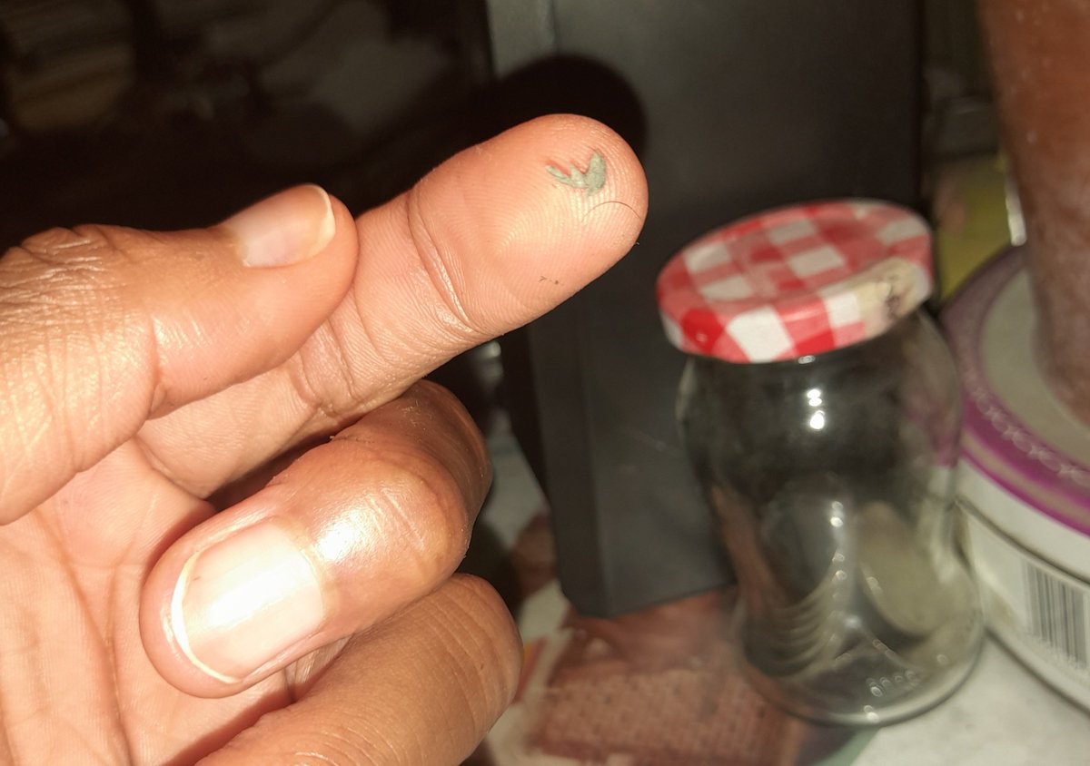 Sam20122064's tweet photo. I found that in my bellybutton��😶😍😍!! I finally got it ! I let the grime build for a week during hollidays. https://t.co/Xd6mV5J2Wy