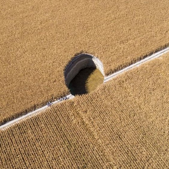 AMAZlNGNATURE's tweet photo. This giant sinkhole in central Turkey

The sinkhole formed in farmland in Konya Province, where drought, limestone geology and years of groundwater extraction caused the land to collapse https://t.co/EbUHwdBJMg