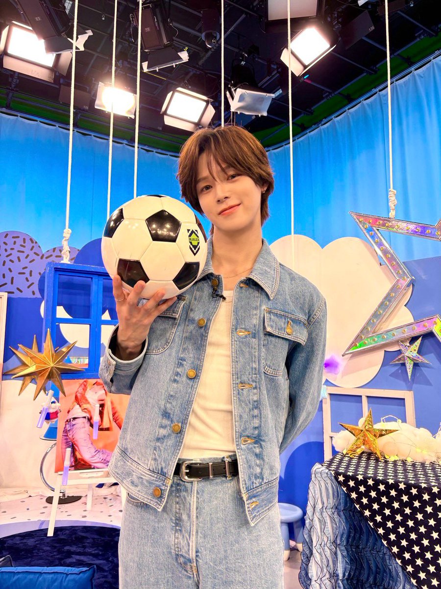 BLUELOCK_MOVIE's tweet photo. •• オンエア情報 ••

📅明日 23時30分〜
📺日本テレビ
『サクサクヒムヒム ☆推しの降る夜』

凪誠士郎役 #K ( #andTEAM ）さんが
出演します！

バズる振付を取り入れたオリジナルダンスを披露？！
ぜひご覧ください！👀

※放送日は予定のため予告なく変更される場合があります。
※一部地域を除く

映画『#ブルーロック』
本日KICK OFF⚽
#エゴい
@sakusakuhimhim