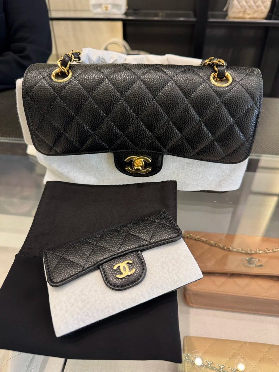 minnmandu's tweet photo. Classic elegance wrapped in perfection. Such a special Chanel haul. 🎁 https://t.co/6KzLkkqq2E