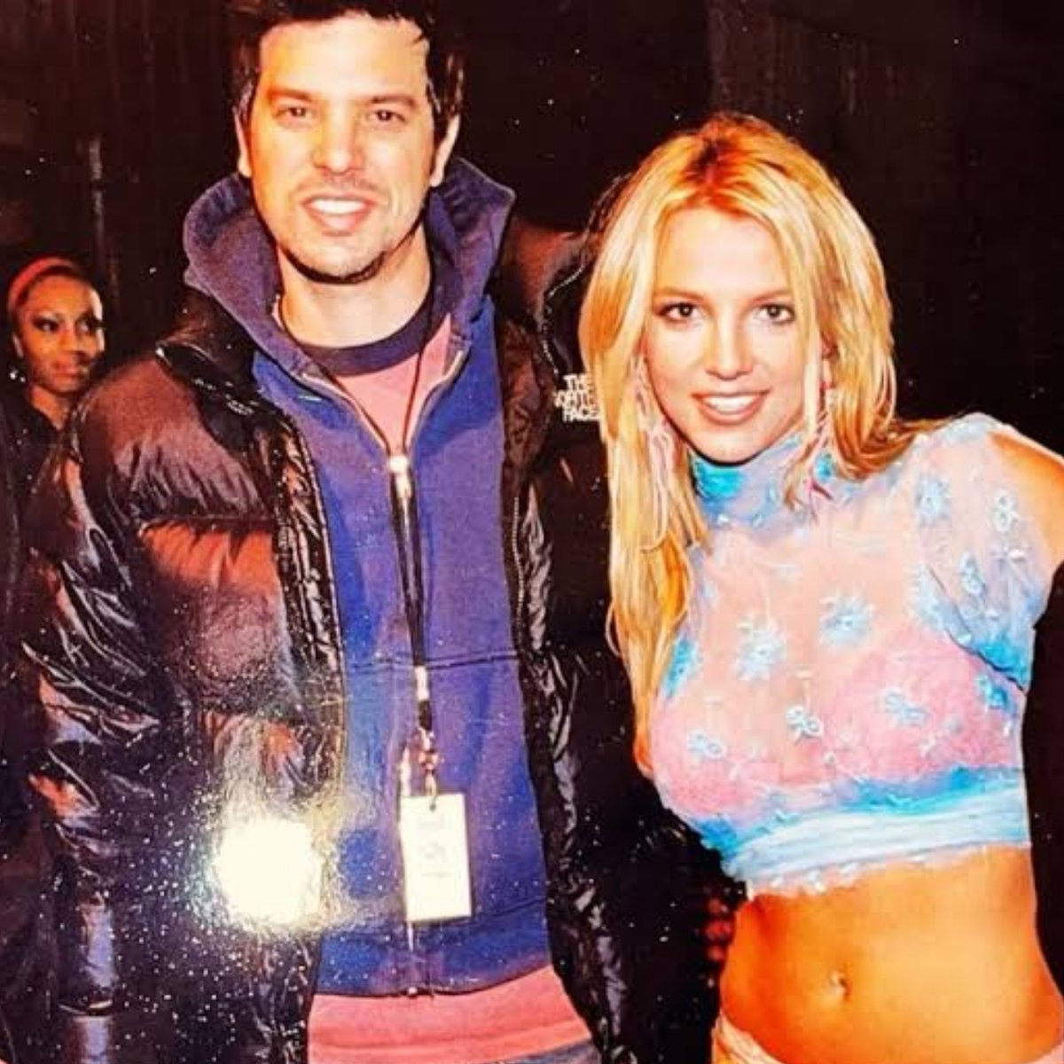 updatecultura's tweet photo. Chris Applebaum revela que Justin Timberlake TERMINOU com Britney Spears por mensagem durante a gravação de “Overprotected” e diz que a cantora “sumiu” do set de filmagens.

“Estavámos gravando HÁ 20 HORAS, e estávamos fazendo a última cena na chuva. Já tínhamos tudo pronto e eu não sabia onde ela (Britney) estava. E eu disse: ‘ok, eu mesmo vou tirar a Britney daquele trailer’.”