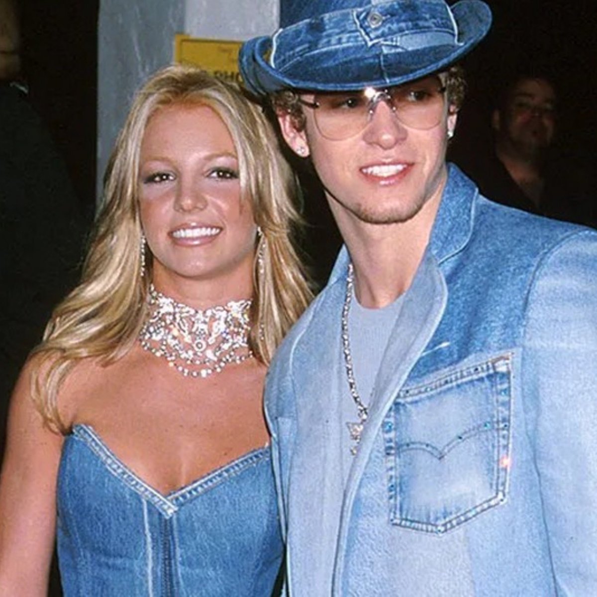 updatecultura's tweet photo. Chris Applebaum revela que Justin Timberlake TERMINOU com Britney Spears por mensagem durante a gravação de “Overprotected” e diz que a cantora “sumiu” do set de filmagens.

“Estavámos gravando HÁ 20 HORAS, e estávamos fazendo a última cena na chuva. Já tínhamos tudo pronto e eu não sabia onde ela (Britney) estava. E eu disse: ‘ok, eu mesmo vou tirar a Britney daquele trailer’.”