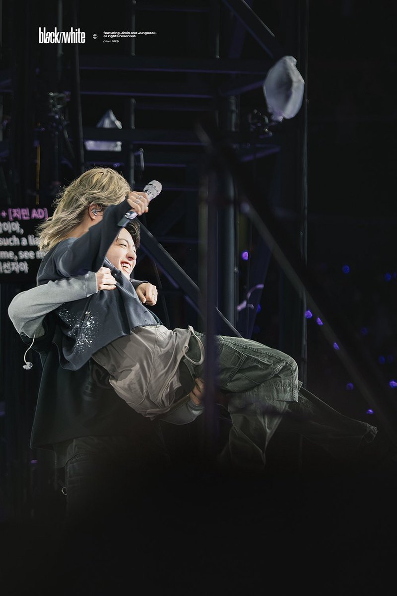 _alemdoobvio_'s tweet photo. Não amam o jungkook. Amam a imagem q criaram, e qndo ele escapa rejeitam, tiram sua autonomia. Isso não é amor, nem proteção, é posse

Se tem algo q o jk odeia nesse mundo, é ser tratado como incapaz, fantoche 

Boa sorte p/ quem busca seu amor + faz inferno da vida dele e do jm https://t.co/zE0qUho7df