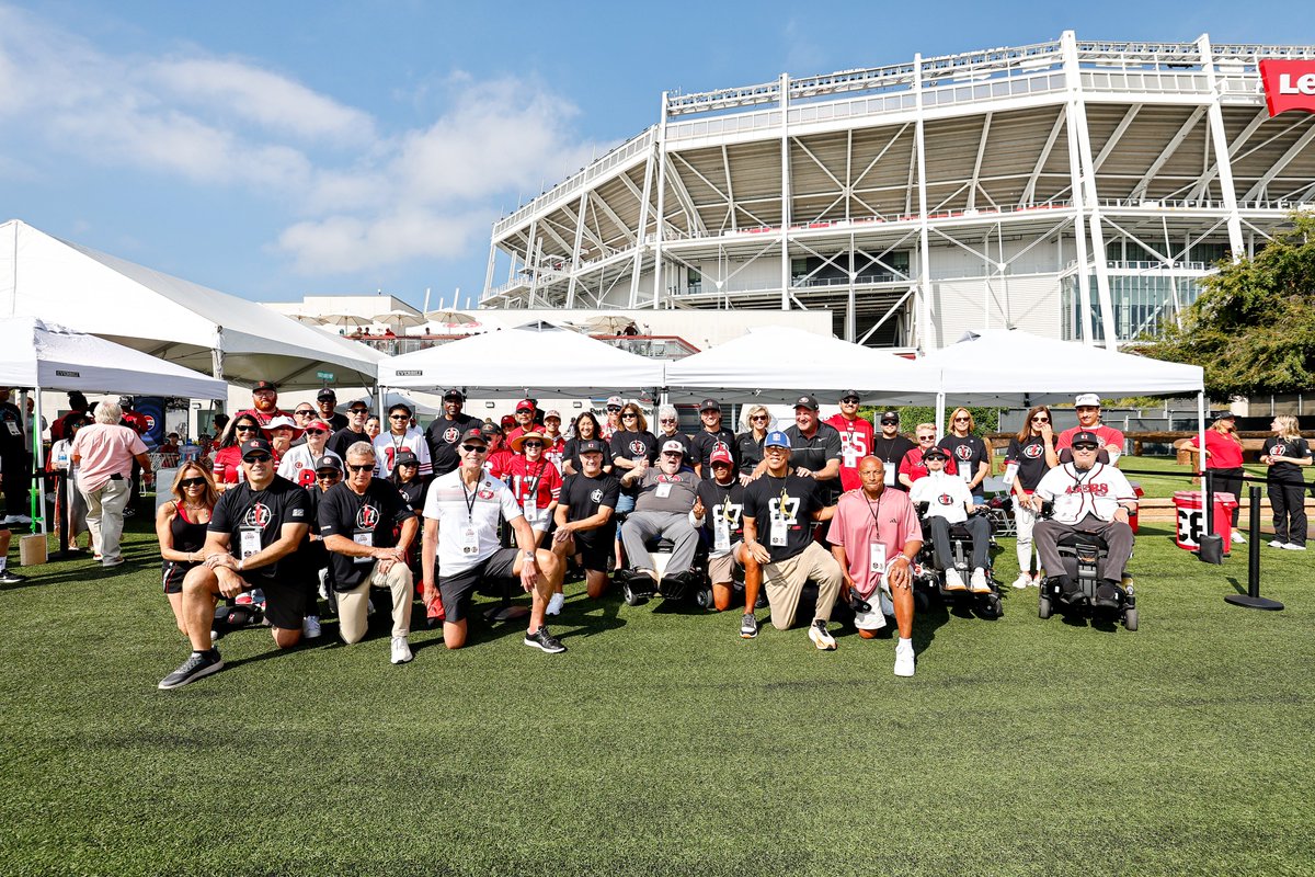 49ers's tweet photo. Our alumni and families with ALS join us for practice as we honor and celebrate Dwight Clark 🙌 https://t.co/GXxqke6vcB