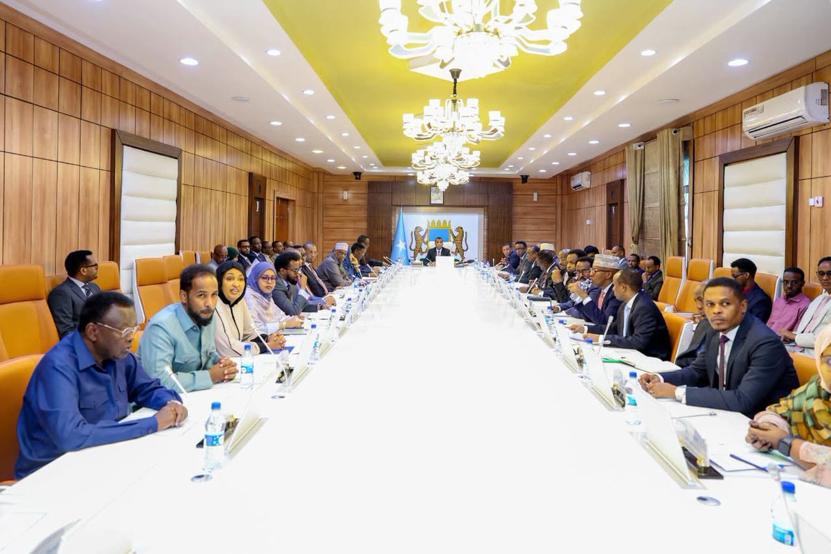 SONNALIVE's tweet photo. Prime Minister Hamza Abdi Barre chaired the weekly meeting of the Council of Ministers in Mogadishu, which took up security, economic development and the introduction of Somalia's third generation polycarbonate electronic passport.
The Ministry of Internal Security reported that amendments to personal data in passports have been stopped entirely to protect the document's standing. Ministers approved a Rules of Origin Bill submitted by the Ministry of Commerce and Industry, received performance reports for the first and second quarters, and considered a plan for an electronic cabinet system. The Prime Minister briefed the Council on his recent visit to the North Eastern State and congratulated Galmudug on its one person one vote election.
@SomaliPM #Somalia