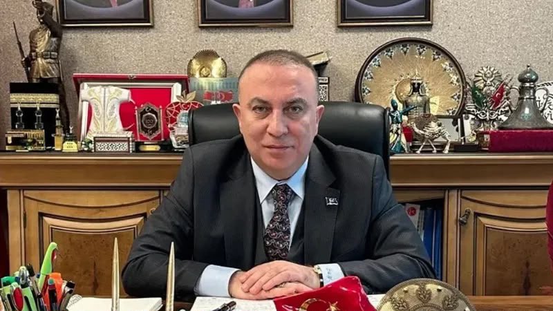 dailyportscom's tweet photo. TBMM’ye sunulan çerçeve yasa teklifine imza atmayan tek MHP’li Milletvekilinin İzzet Ulvi Yönter’in olduğu ortaya çıktı. 

Yönter’in MHP’den uzaklaşmasının nedeninin ise “Terörsüz Türkiye” sürecine ilişkin görüş ayrılıkları olduğu öne sürülüyor. https://t.co/xyyK3QjqSA