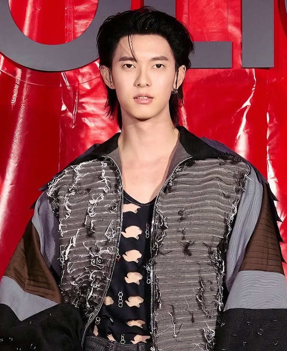 lucchesyee's tweet photo. Goodbye world  😭😭

MENSFOLIOxPOOH

#PoohAtMensFolioThailand 
#MensFolioThailand 
#ppoohkt https://t.co/wJ6G7zJ29j