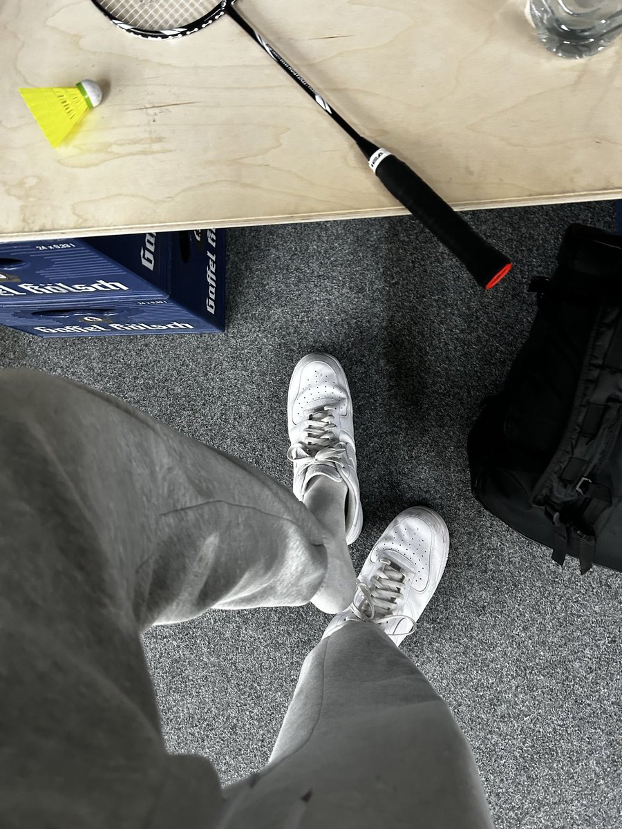 J291a's tweet photo. #public #gay #feet #sport 

Lange nicht geschwitzt wie heute beim Badminton 🥵🏸 https://t.co/RriUGVpR74