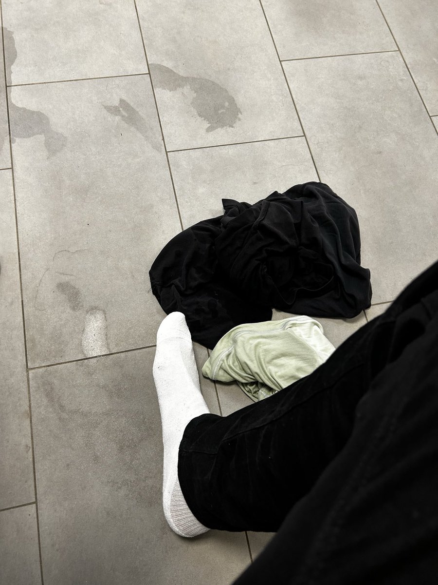 J291a's tweet photo. #public #gay #feet #sport 

Lange nicht geschwitzt wie heute beim Badminton 🥵🏸 https://t.co/RriUGVpR74