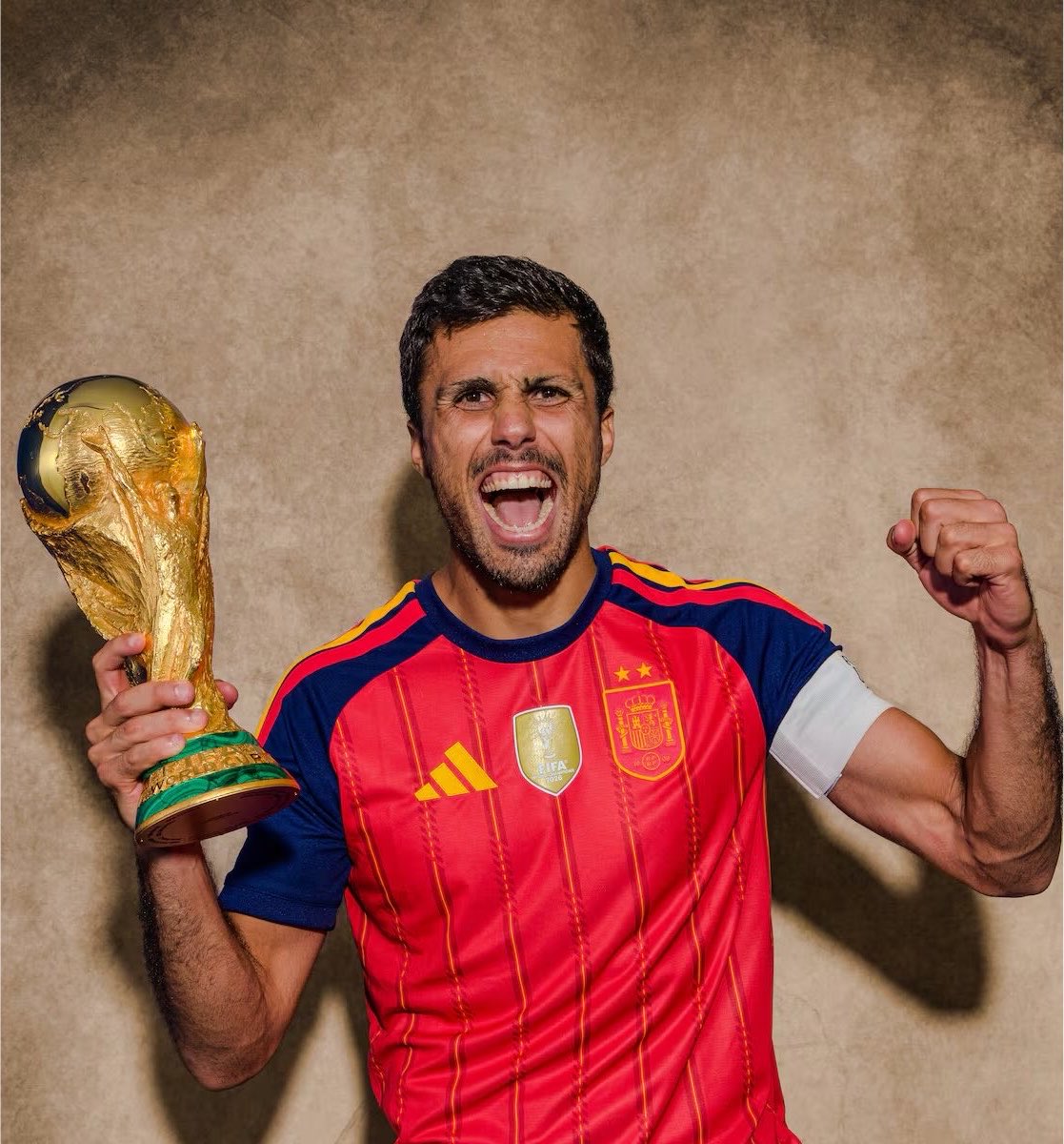 FullTime90X's tweet photo. 🚨 𝗦𝗘𝗥𝗚𝗜𝗢 𝗕𝗨𝗦𝗤𝗨𝗘𝗧𝗦:🗣️ “Rodri will win Barcelona dozens of trophies. He is a trophy magnet. If he joins Barça, he’ll elevate everyone around him and make the team even stronger.”🔵🔴🏆 https://t.co/LThNP0tAhd