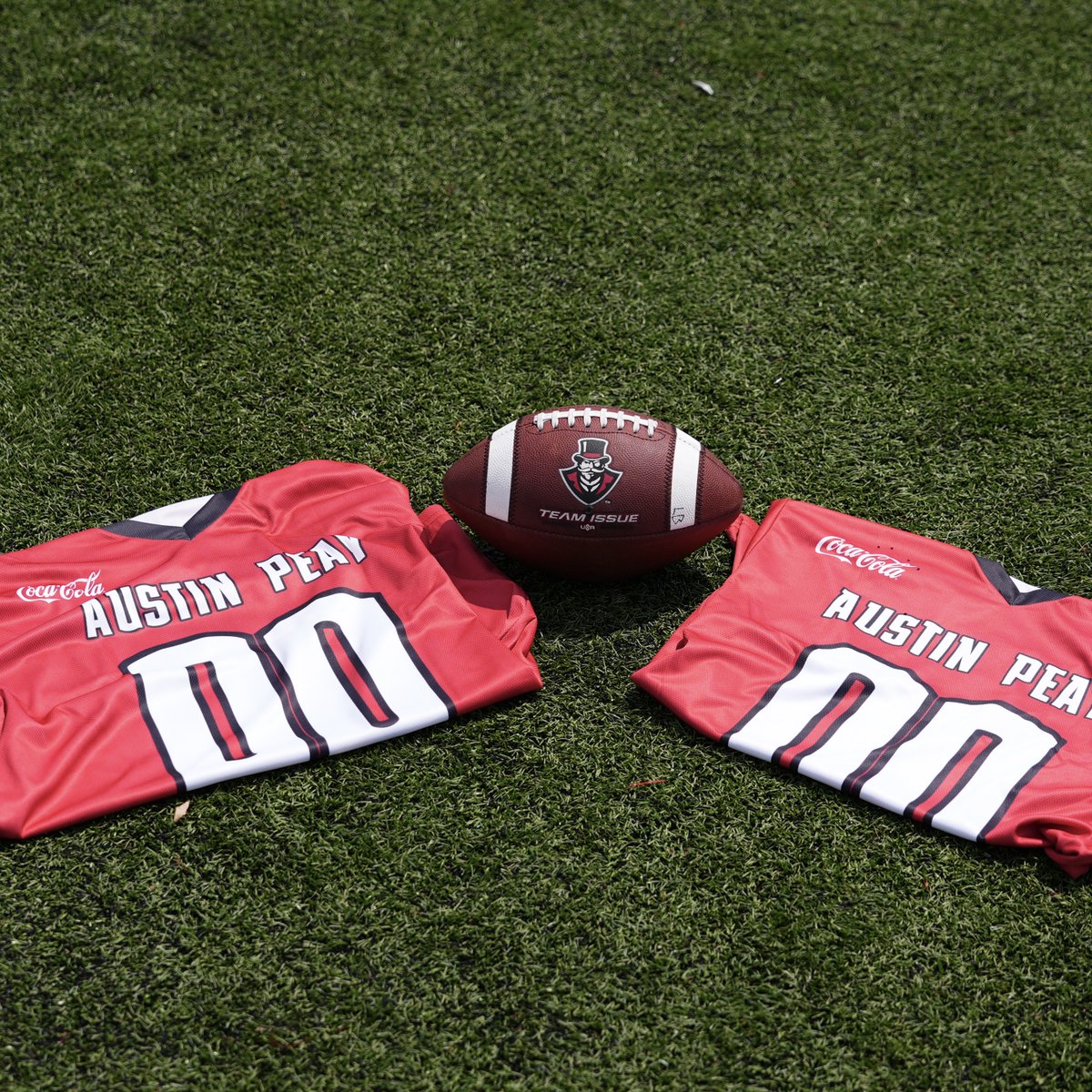 letsgopeay's tweet photo. 𝙏𝙝𝙚 𝙘𝙤𝙪𝙣𝙩𝙙𝙤𝙬𝙣 𝙞𝙨 𝙤𝙣.

3️⃣ weeks until kickoff.

Exclusive jersey giveaway, courtesy of Coca-Cola.

Help us pack the Fort!

🎟️ —> https://t.co/5kfRWqyX3T https://t.co/QrQWmlZ3hb