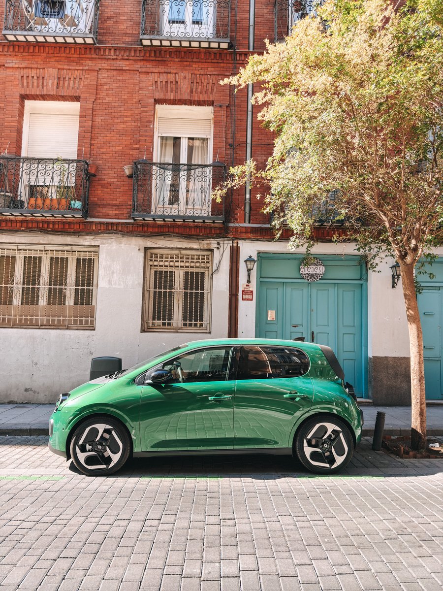 earcos's tweet photo. Dos semanas ya con el Twingo y lo estoy disfrutando como hace mucho que no disfrutaba un coche eléctrico. Explicar lo importante que es este coche para la movilidad eléctrica a un petrolhead es como explicarle, en 1997, la importancia del iMac en el mundo de la tecnología a un linuxero.
