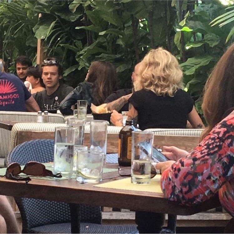 aleestyles91's tweet photo. one of his biggest talents is actually spotting the camera https://t.co/bNtmU6W491