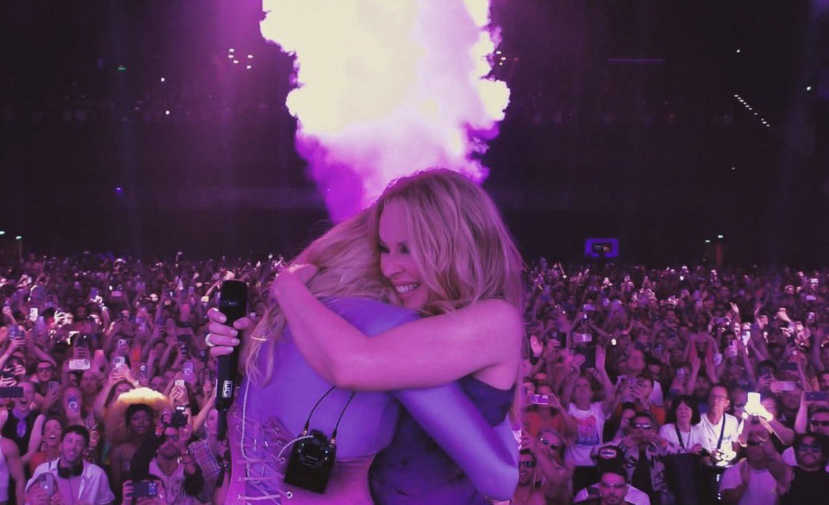 cicconerafferty's tweet photo. a Madonna e Kylie Minogue se abraçando aqui e sendo assistidas por centenas de yags em plena Pride de Amsterdam meio que salvou vidas https://t.co/eVr00LLaMU