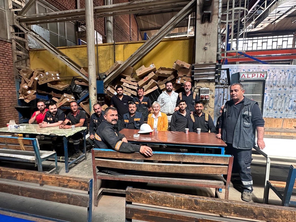 Nimet_Oz_Demir's tweet photo. Ülkemizin üretim gücüne değer katan, dünya standartlarında sondaj kuleleri ve petrol sahası ekipmanları üreten yerli firmamız ile elektrikli ağır ve hafif ticari araç geliştiren üreticilerimizi ziyaret ettik.
Üretim gücü, teknoloji ve vizyonuyla ülkemizi kendi alanlarında bölgesel bir üs haline getirmeyi hedefleyen firmalarımız; istihdama, ihracata ve milli ekonomimize önemli katkılar sunuyor.
Yerli ve milli üretim, güçlü ekonominin; güçlü ekonomi ise güçlü Türkiye'nin temelidir.
Güçlü sanayi, güçlü Türkiye 🇹🇷  

https://t.co/mr1EMjsw2t