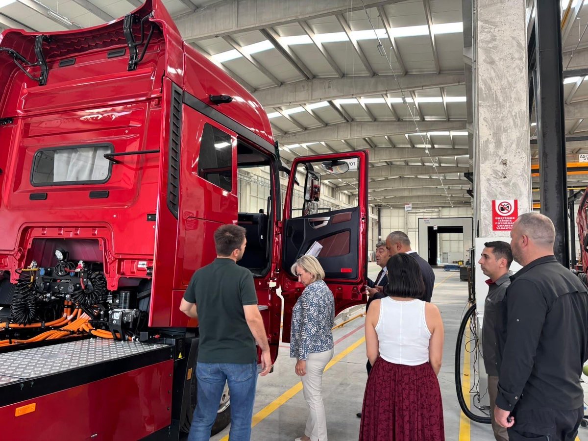 Nimet_Oz_Demir's tweet photo. Ülkemizin üretim gücüne değer katan, dünya standartlarında sondaj kuleleri ve petrol sahası ekipmanları üreten yerli firmamız ile elektrikli ağır ve hafif ticari araç geliştiren üreticilerimizi ziyaret ettik.
Üretim gücü, teknoloji ve vizyonuyla ülkemizi kendi alanlarında bölgesel bir üs haline getirmeyi hedefleyen firmalarımız; istihdama, ihracata ve milli ekonomimize önemli katkılar sunuyor.
Yerli ve milli üretim, güçlü ekonominin; güçlü ekonomi ise güçlü Türkiye'nin temelidir.
Güçlü sanayi, güçlü Türkiye 🇹🇷  

https://t.co/mr1EMjsw2t