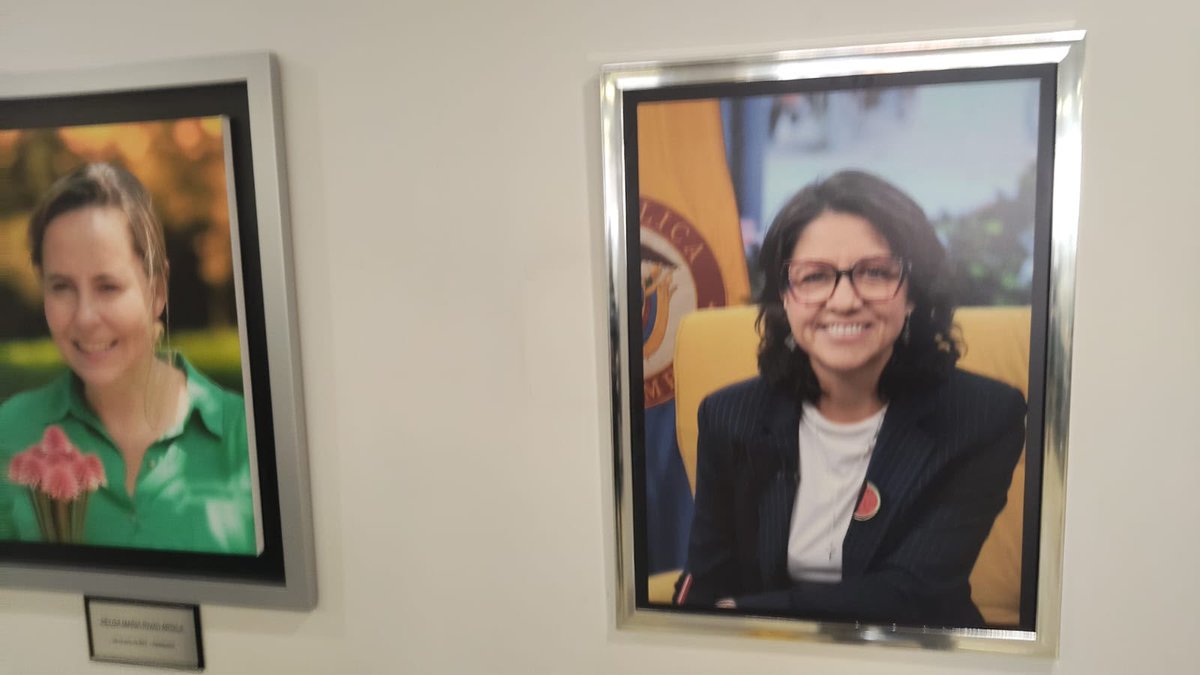 lafm's tweet photo. 🔵 El Sindicato de Trabajadores del MinVivienda rechazó la instalación de la imagen de Ruth Maritza Quevedo, ministra (e) de Vivienda desde hace menos de un mes, en el pasillo destinado a quienes han ejercido el cargo de ministro en propiedad. 

Además, pidió investigar posibles excesos en el ejercicio de sus funciones, cuestionó las declaratorias de insubsistencia de funcionarios y manifestó su preocupación por presuntas irregularidades en algunos procesos de contratación.
