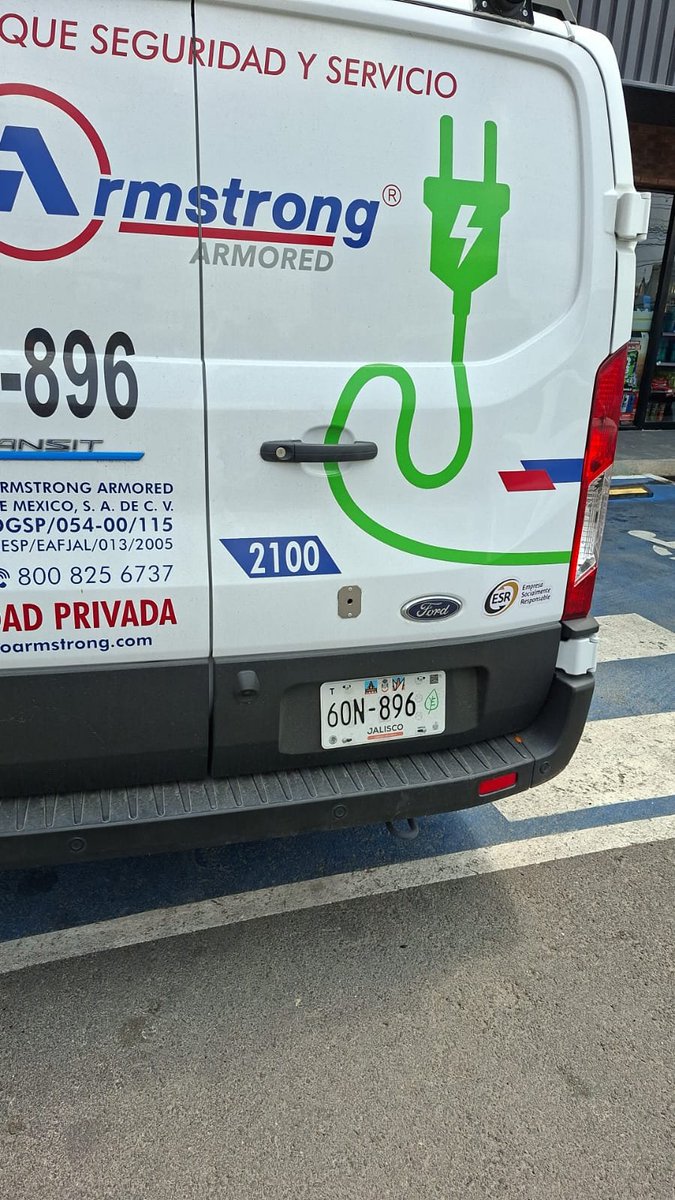 CommishPrecioso's tweet photo. @JaliscoVial @Trafico_ZMG @PoderAG_Jal camioneta de  Grupo Armstrong bloqueando por 20 mins dos lugares de estacionamiento preferente...para bajar cómodamente por su cafecito y lonche al Oxxo (y comerlo en la misma camioneta) - Plaza Tesistan https://t.co/NgZaPBkzdb