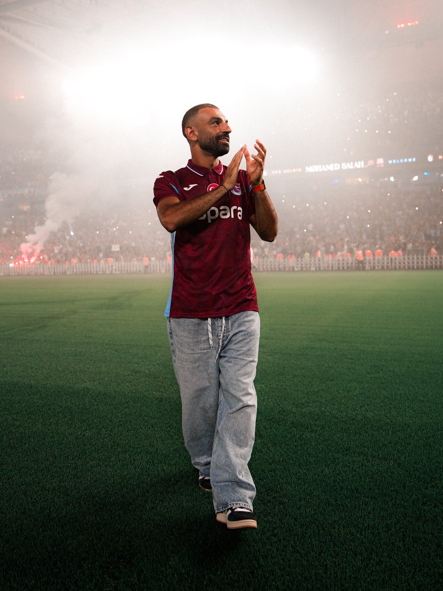 Trabzonspor's tweet photo. New 𝐡𝐨𝐦𝐞. New 𝐭𝐡𝐫𝐨𝐧𝐞. 👑 https://t.co/tBafH9tEni