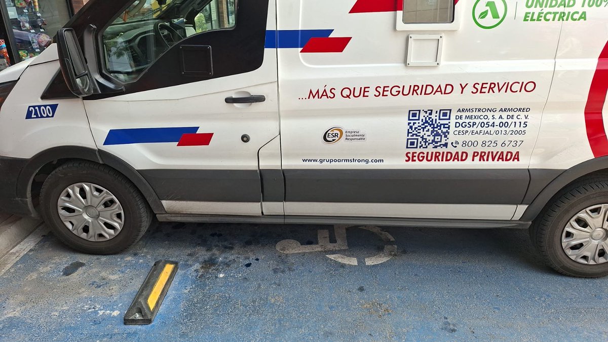 CommishPrecioso's tweet photo. @JaliscoVial @Trafico_ZMG @PoderAG_Jal camioneta de  Grupo Armstrong bloqueando por 20 mins dos lugares de estacionamiento preferente...para bajar cómodamente por su cafecito y lonche al Oxxo (y comerlo en la misma camioneta) - Plaza Tesistan https://t.co/NgZaPBkzdb