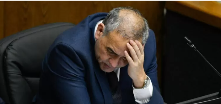 PiensaPrensa's tweet photo. El senador Fidel Espinoza es investigado por la Fiscalía, por un presunto caso de violencia intrafamiliar, ocurrido ayer en su departamento de Viña del Mar.
Según los antecedentes, tanto él como su pareja se negaron a presentar una denuncia formal, pero la investigación se sigue de oficio y ambas partes serán citadas a declarar en calidad de imputados.