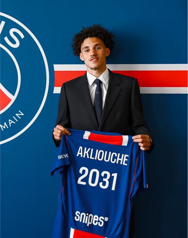 _BeFootball's tweet photo. 🚨 MAIS B*RDEL, IL SE PASSE QUOI AUJOURD’HUI ?!?!?! 😭😭😭

👉 La Liga qui passe sur DAZN et Disney+ 📺 

👉 Rodri qui met une clim au Real pour le Barça 🥶

👉 Yan Diomandé 🇨🇮 qui rejoint ENFIN le Real Madrid

👉 Maghnes Akliouche 🇫🇷 qui rejoint ENFIN le PSG 

👉 Vinicius Junior 🇧🇷 qui prolonge ENFIN au Real Madrid