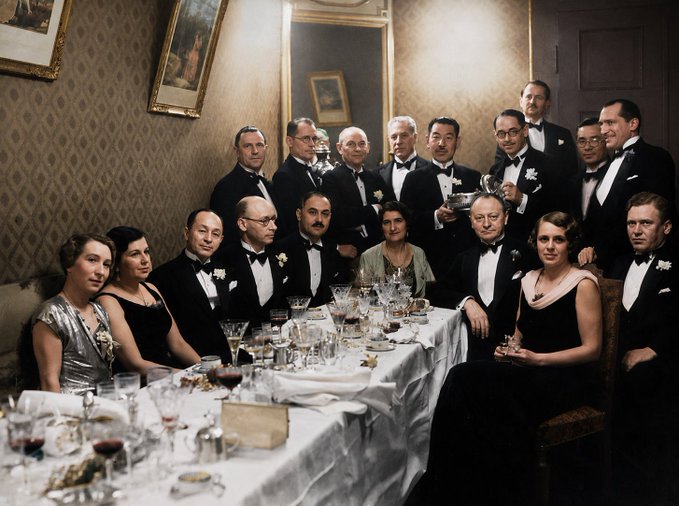 AnitaSchelde's tweet photo. Historią interesuję się od 12 roku życia, zawodowo zajmuję się nią od dekady i z pełną ODPOWIEDZIALNOŚCIĄ muszę stwierdzić, że : w Polsce AD 2026 panuje CIEMNOTA jak za chłopa pańszczyźnianego 🤦🏻‍♀️❗️
Kilka dni temu wytłumaczyłam, że Mieszkańcy Warszawy potrafili odróżnić Rosjanina, Kozaka i Ukraińca. I co ???
Minęły 3 dni i znowu pseudo znafcy z wielkich kont bredzą to samo a gawiedź ślepo lajkuje.
A więc one more time...może teraz coś dotrze 🤔 ⬇️

Akcja „Iskra-Dog” to kryptonim konspiracyjnej akcji dokumentacyjnej zorganizowanej w 1944 r. przez środowisko podziemnej organizacji „Ojczyzna” (powstałej w 1939 r. w Poznaniu, związanej z Obozem Narodowym) podczas niemieckiej okupacji Polski. Polegała na zbieraniu na gorąco relacji naocznych świadków - głównie cywilów - o przebiegu Powstania Warszawskiego i zwłaszcza o zbrodniach popełnionych na ludności Warszawy.
Inicjatorem i kierownikiem akcji był Śp. Edward Serwański (historyk, prawnik, podporucznik AK, uczestnik Powstania; pseudonimy „Mietek”, „Karol Szymański”), pochodzący z Ostrowa Wielkopolskiego. Walczył kilka dni na Starym Mieście (m. in. przy ul. Elektoralnej), a 7 sierpnia 1944 r. wyszedł z miasta z ludnością cywilną. Był świadkiem Rzezi Woli - masakr, podpaleń i egzekucji podczas ewakuacji przez płonącą dzielnicę. Po ucieczce z transportu w Pruszkowie dotarł do Brwinowa i Milanówka, gdzie działało kierownictwo „Ojczyzny”. Już w połowie sierpnia spisał własną relację i wystąpił z inicjatywą systematycznego zbierania świadectw. W akcję zaangażowanych było ok. 100 osób.
Akcję rozpoczęto około trzech tygodni po wybuchu Powstania (ok. 20 sierpnia 1944 r. powstał pierwszy okólnik Serwańskiego z instrukcjami). Prowadzono ją w warunkach konspiracji w miejscowościach podwarszawskich: Brwinowie, Milanówku, Pruszkowie, Piastowie, Ursusie, Włochach, Podkowie Leśnej i innych, a także dalej (np. Skierniewice, Łowicz). Zbierano zarówno własne relacje świadków, jak i protokoły z ustnych wypowiedzi.
Akcja była wyjątkowym przykładem „konspiracji naukowej” - dokumentowania zbrodni niemal w czasie rzeczywistym, mimo ogromnego ryzyka, by zachować świeże świadectwa na potrzeby przyszłych procesów, historii i pamięci.
Część materiałów wykorzystano w procesach norymberskich. Trzy zaprzysiężone oświadczenia z książki (dotyczące bestialstw SS) odczytano 5/6 sierpnia 1946 r. podczas przesłuchania generała-pułkownika Waffen-SS Paula Haussera przez brytyjskiego prokuratora majora Elwyna Jonesa. Były to jedne z nielicznych polskich źródeł o zbrodniach wobec cywilów w Powstaniu przedstawionych w Norymberdze.

A tak wyglądał poziom edukacji w naszej stolicy ⬇️
W 1939 r. ok. 280 000 Mieszkańców Warszawy miało wykształcenie średnie lub wyższe. Przedwojenna matura zakładała BIEGŁĄ znajomość łaciny, greki, literatury i zaawansowanej matematyki.
Student w 1939 roku dysponował OGROMNĄ wiedzą ogólną i humanistyczną.
Egzaminy były wyłącznie ustne, bardzo rygorystyczne, a odsiew studentów - ogromny.
Z racji braku internetu czy skryptów, studenci musieli spędzać setki godzin w czytelniach, analizując trudne, często obcojęzyczne teksty źródłowe, co uczyło głębokiego, krytycznego myślenia.

Dodatkowo w sierpniu 1944 r. w Warszawie przebywało tysiące uciekinierów z Wołynia czy Małopolski Wschodniej...którzy znali lepiej Ukraińców niż wy własne Matki.

I ostatnia sprawa : ledwie w 1914 r. Warszawa znajdowała się pod zaborem rosyjskim, rządził carski gubernator i urzędowym językiem był rosyjski.
W 1944 r to było tylko 30 lat później. Mieszkańcy znali rosyjski, tak samo jak niektórzy z moich Uczniów, po przymusowej edukacji za komuny.

Jednymi Polakami w historii którzy nie potrafili rozróżnić Ukraińców...byliście wy internetowi znafcy...kiedy kilka lat temu wydawało wam się, że pomagacie "biednym ludziom" a okazało się, że to byli "Bohaterowie z UPA" 😂🤦🏻‍♀️
Z taką "wiedzą" i z taką "świadomością" jako Naród daleko nie zajedziemy.
Jak czytam te IDIOTYZMY to często tracę wiarę w sens mojej działalności. 
Aha i jeszcze jedno...jak nie będziecie intensywnie klikali RT, to nasza Szkoła na Waszych oczach, umrze śmiercią naturalną a pani od historii razem z nią.
https://t.co/uYX0ELCMFj