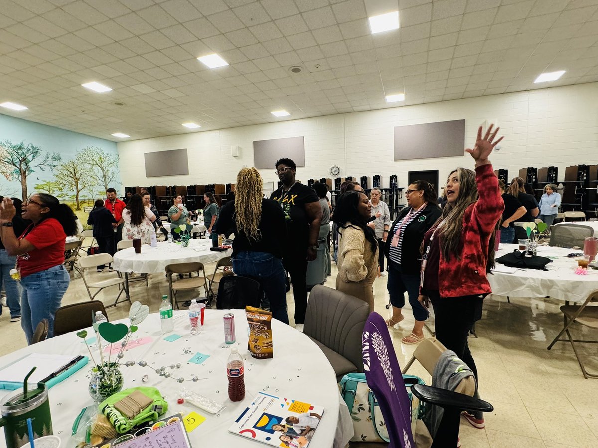 JEANNICOLE06's tweet photo. 💚Capturing Kids Hearts PD Refresher
Building Relationships. Sharing an exciting event that happened this summer! #Engage @HumbleISD_TE @HumbleISD @iheartckh @HumbleISD_PL #LeadingWithHeart #WatchUsGrow💚 https://t.co/P9b7zYI6ma