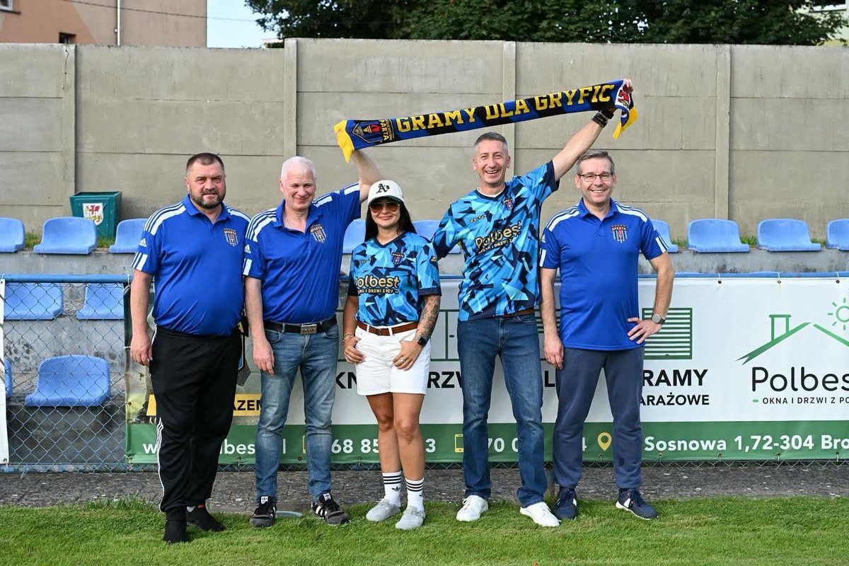 Polbest_pl's tweet photo. 𝐏𝐎𝐋𝐁𝐄𝐒𝐓 𝐆𝐑𝐀 𝐑𝐀𝐙𝐄𝐌 𝐙 𝐍𝐀𝐌𝐈! 🤝 

Są takie współprace, które naprawdę cieszą. Dlatego chcemy podziękować Sylwii i @CzarodziejZvaru oraz firmie @Polbest_pl za zaufanie, wsparcie i dotychczasową współpracę. 

Polbest od ponad 20 lat działa na lokalnym rynku, zajmując się między innymi produkcją i montażem stolarki okiennej oraz drzwiowej PCV i ALU. Za tą marką stoją jednak przede wszystkim ludzie, którzy swoją pracą i zaangażowaniem od lat budują jej pozycję. 

Z ogromną radością możemy powiedzieć, że Polbest również w tym sezonie gra razem z nami! 🖤💙 Cieszymy się, że możemy kolejny raz spotkać się po tej samej stronie i wspólnie budować coś więcej niż tylko sport. 

To również wyjątkowy moment, ponieważ Polbest jest pierwszą firmą, która dołączyła do grona Partnerów VIP MKS Sparta Gryfice, obejmując najwyższy pakiet partnerski naszego klubu. Takie zaufanie daje nam jeszcze większą motywację do dalszej pracy i rozwoju naszego klubu.

Dziękujemy za zaufanie i za to, że jesteście częścią naszej czarno-niebieskiej rodziny. Z takimi ludźmi naprawdę można mierzyć wysoko! 💪⚽