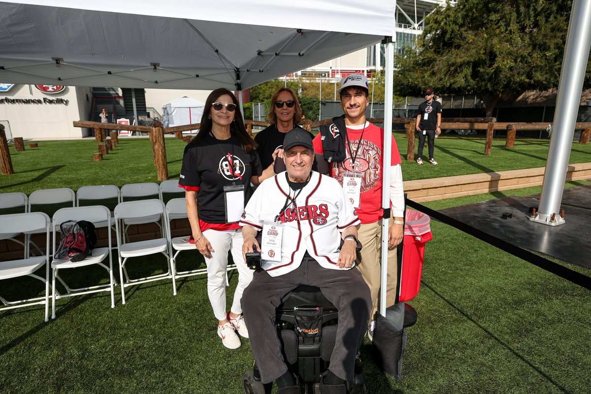 49ers's tweet photo. Our alumni and families with ALS join us for practice as we honor and celebrate Dwight Clark 🙌 https://t.co/GXxqke6vcB