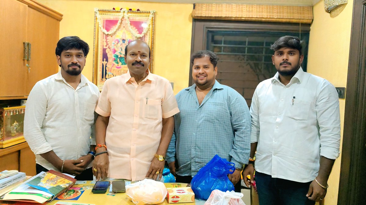 Senthil_TVK_'s tweet photo. அன்பு அண்ணன் திரு @ccrajendran அவர்களை நேரில் சந்தித்து பிறந்தநாள் வாழ்த்துக்களை தெரிவித்த மகிழ்ச்சியான தருணம்...✌️💐 https://t.co/HdiGA9Jugq