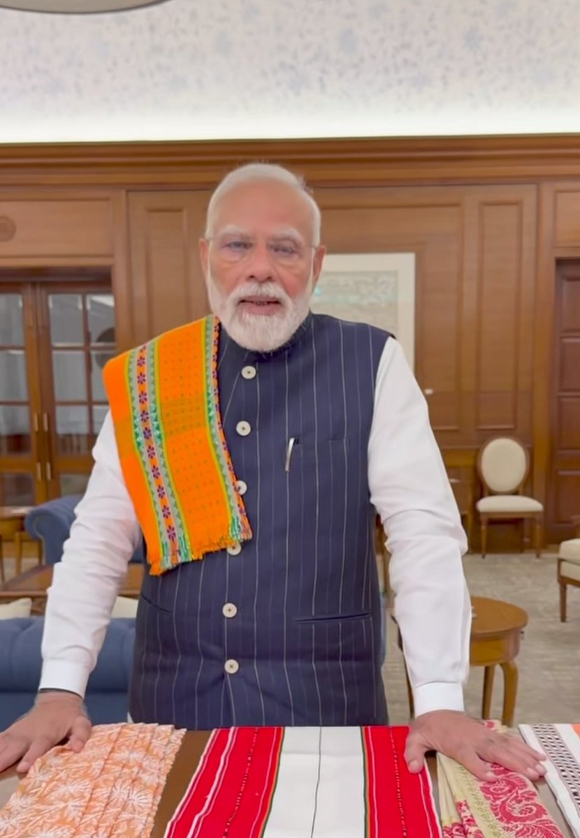 CourageousRo's tweet photo. Narendra Modi never forgets to give liberals a Burnol moment. 😭🔥

-There were 10 other coloured handlooms but Modi ji decided to keep a saffron coloured handloom on his shoulder.

My man knows ball games very well.🗿🚩 https://t.co/BnAUfLGrCY
