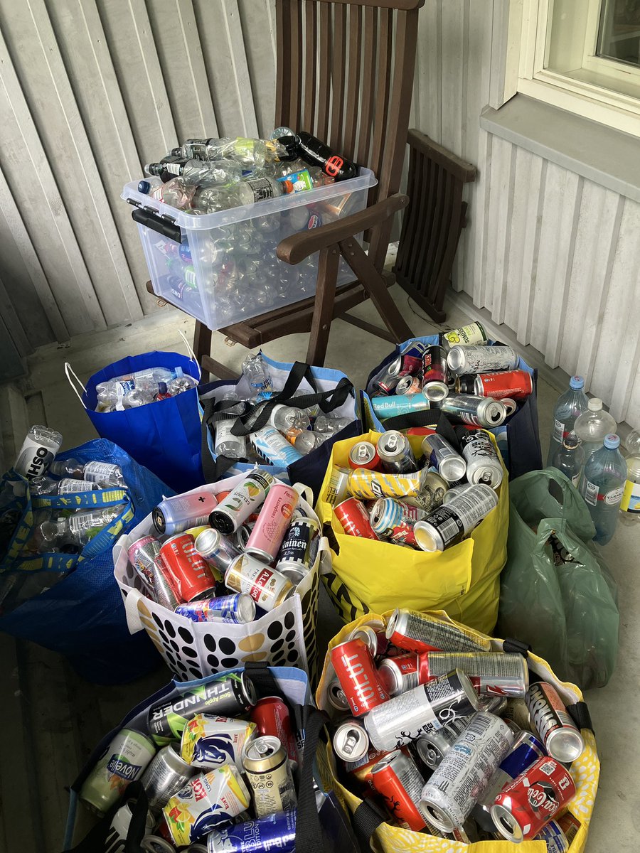 LAPANERO's tweet photo. @dr_drew123 @Swag_K1RBY I got it for free because for a month, I hoarded empty cans/bottles and I bought it with those. https://t.co/HtvC0MbYPQ