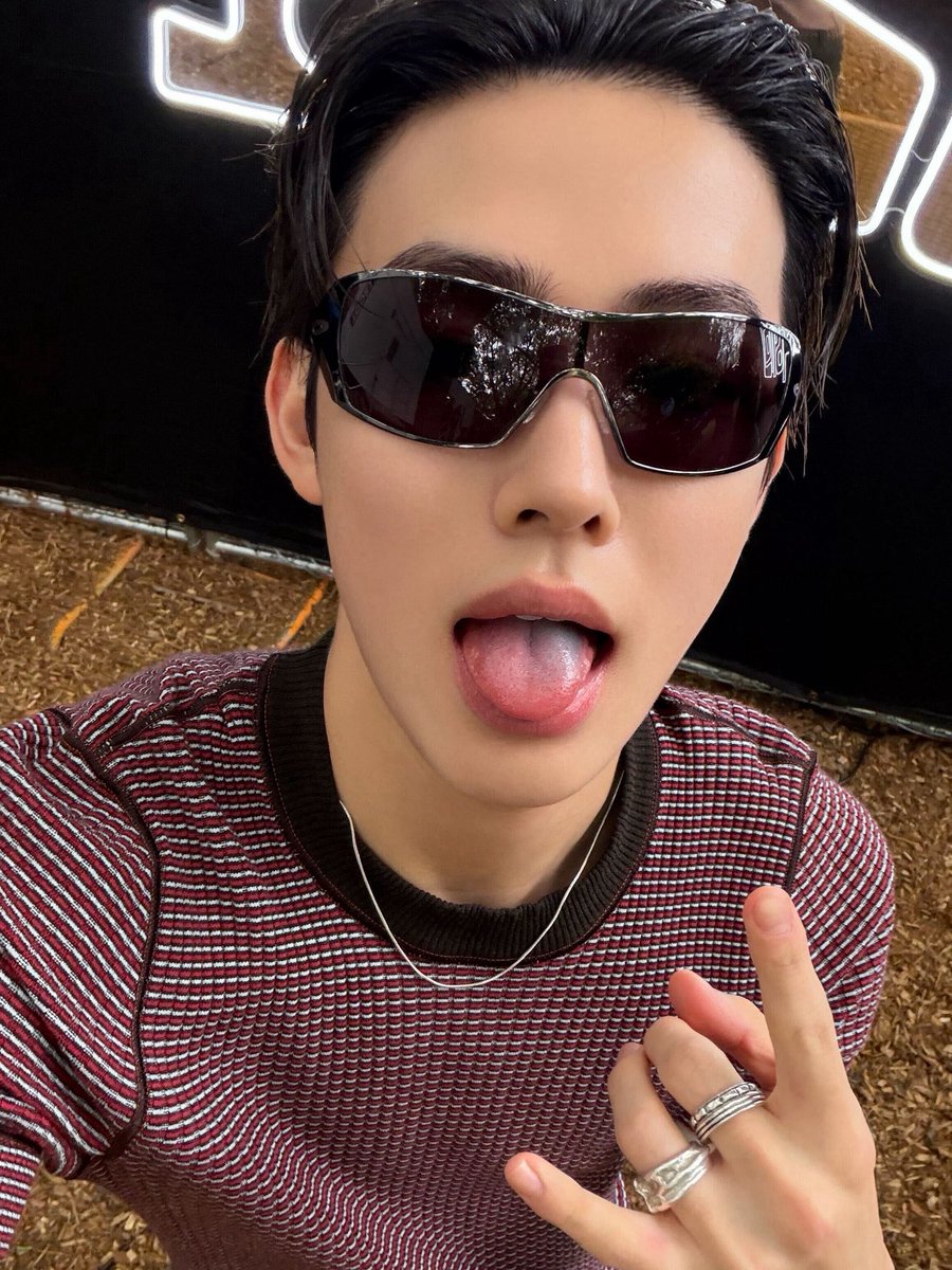 5thrchv's tweet photo. yk what this reminded me of

😎                                           🥺🕶️ https://t.co/xlreUV8Tfs