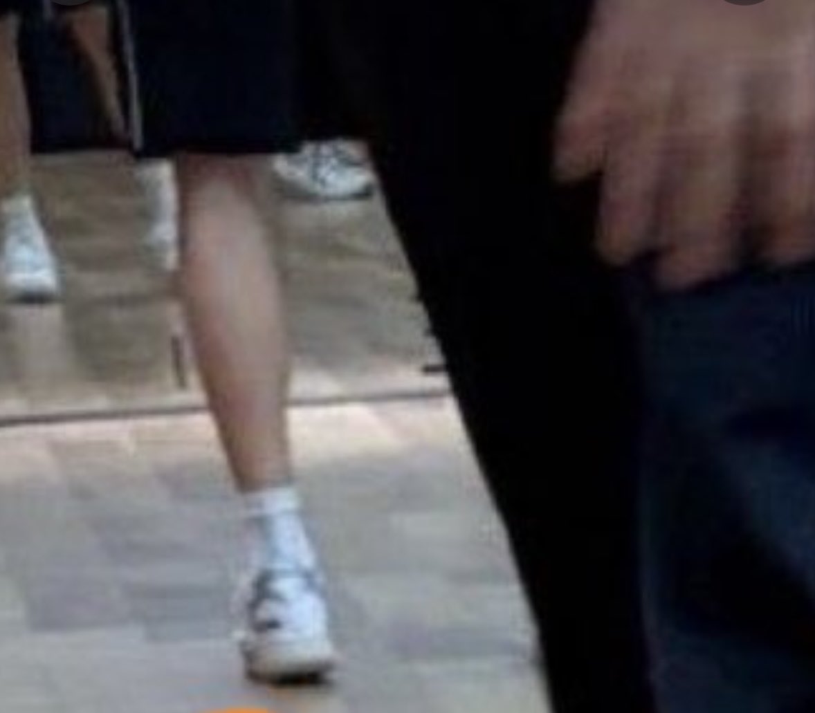 wannable_0's tweet photo. 이거 대휘아닌거같음 종아리가 다르고 더 튀는신발 신는거 보니까 초록색신발 이대휘일수도있을것같음 진심 https://t.co/1NFqgcbssA