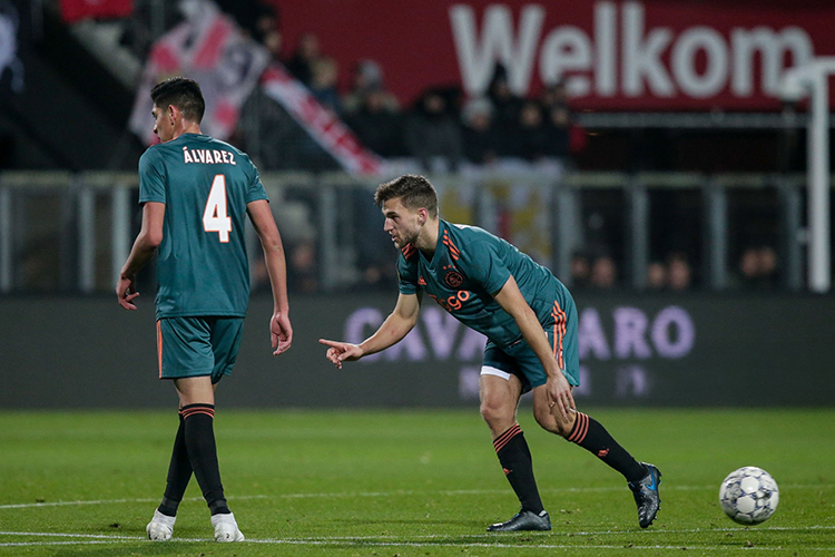kumbdotcom's tweet photo. Here's Edson Alvarez playing for Ajax against AZ Alkmaar alongside new Hammer Joël Veltman back in December 2019. #reunited https://t.co/CEEPVAnwpq