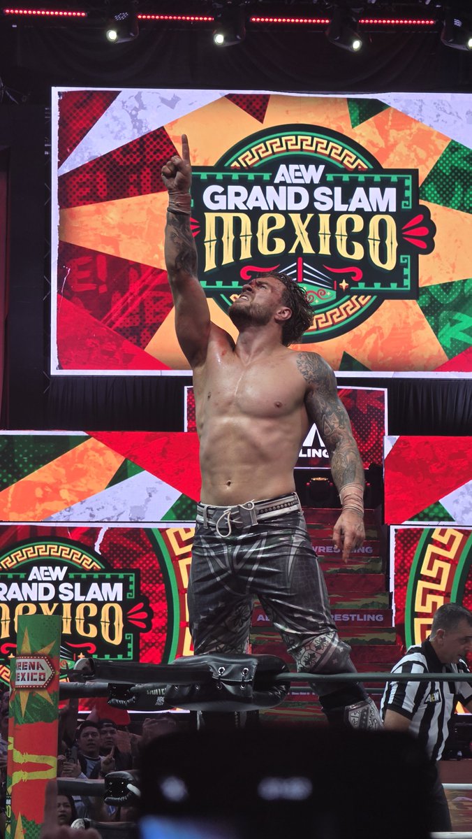 ThroughPlastic_'s tweet photo. @WillOspreay I love you men!!!!!!! @WillOspreay https://t.co/VhKPrfAz52