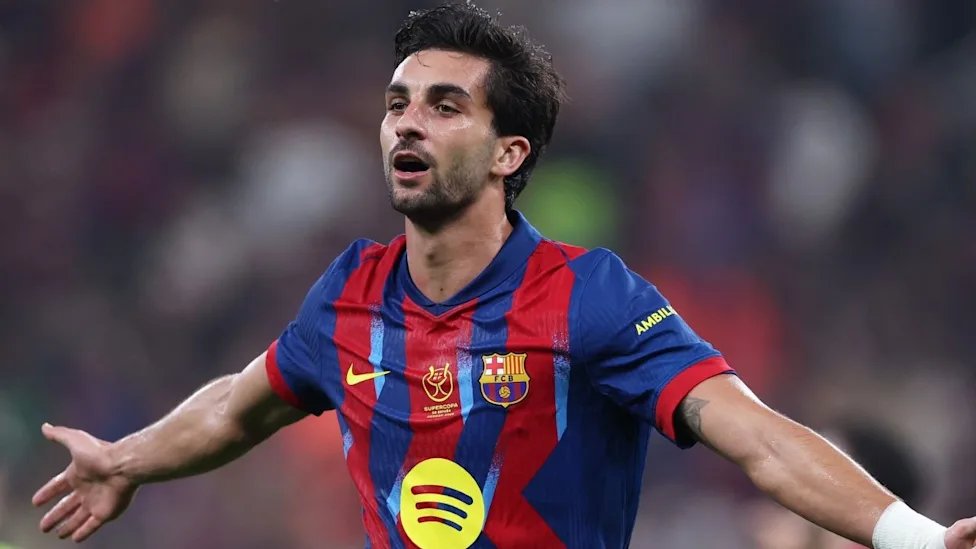 forcabarca_ar's tweet photo. خافيير مونيوث (MD): 

اهتمام باريس سان جيرمان بفيران توريس مستمر، لكن الأسعار التي حددها النادي الفرنسي لمهاجميه تمنح برشلونة معيارًا مرتفعًا لتقييم اللاعب 

باريس باع غونسالو راموس إلى ميلان مقابل 76 مليون يورو، وكولو مواني إلى يوفنتوس مقابل 50 مليونًا، ويطلب 150 مليونًا من ليفربول مقابل باركولا

فيران أكثر أهمية وتأثيرًا حاليًا من هؤلاء اللاعبين، بعدما شارك أساسيًا مع برشلونة وسجل هدف تتويج إسبانيا بكأس العالم، ولذلك ينتظر أن يطلب برشلونة مبلغًا كبيرًا مقابل رحيله