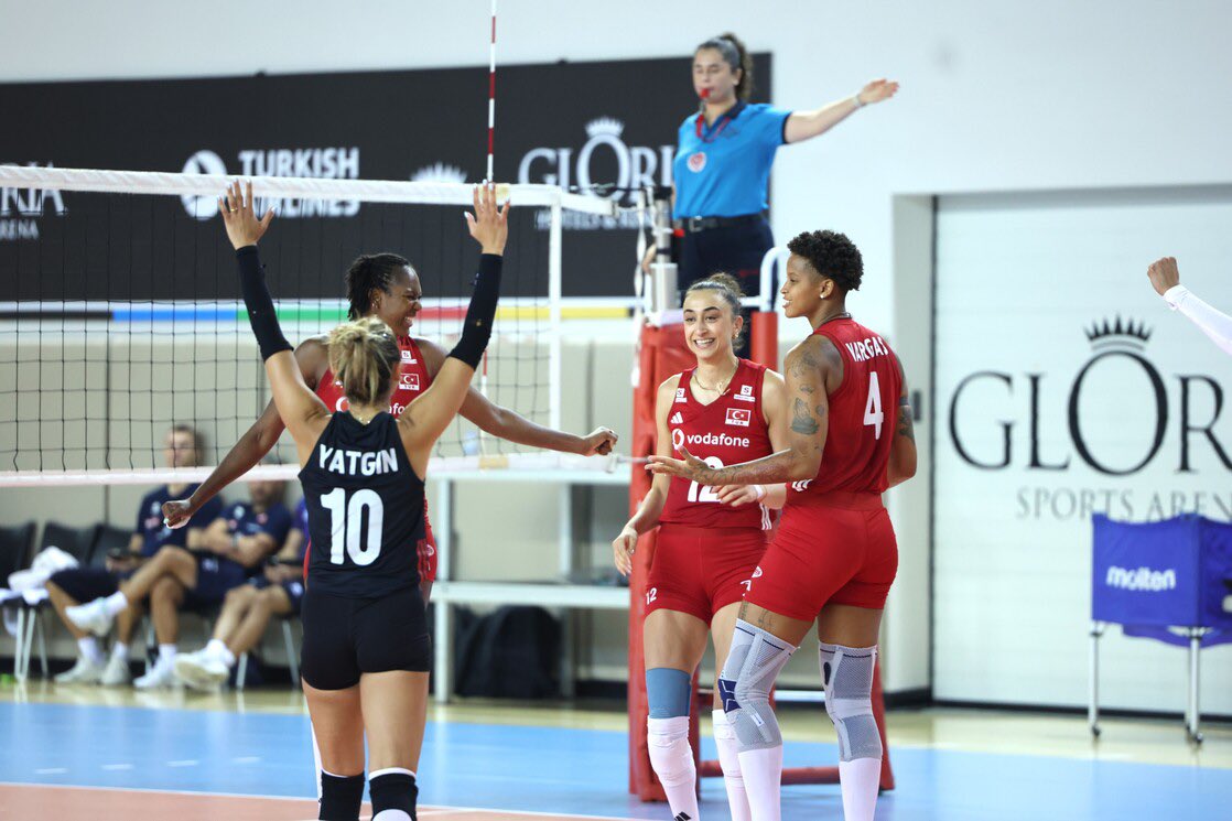 4141sport's tweet photo. 🚨 Filenin Sultanları, ilk hazırlık maçında Fransa’yı 3–1 mağlup etti.

🇹🇷 Türkiye 3-1 Fransa 🇫🇷

✍️ 23-25, 25-15, 31-29 ve 27-25 https://t.co/lgWOhiJdPb