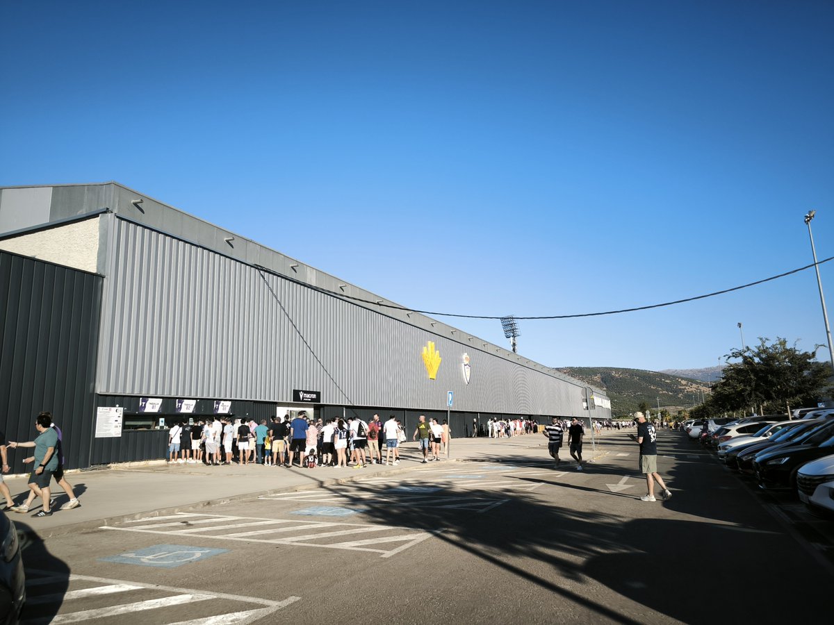 tonicruzgon's tweet photo. He venido a La Victoria a vivir en directo el @RealJaenCF @CordobaCF_ofi y me he quedado gratamente sorprendido del ambiente de fútbol que se vive en el Santo Reino. A ver si pronto se vive un partido similar en el fútbol profesional https://t.co/8zvTrtj3Yu