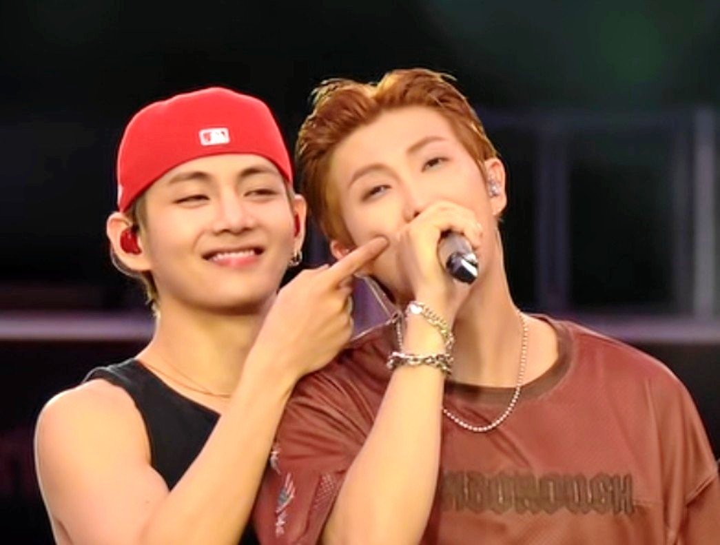 McCheery21's tweet photo. tonight #V dived into #RM's dimples... https://t.co/RyM8yn1ZKd