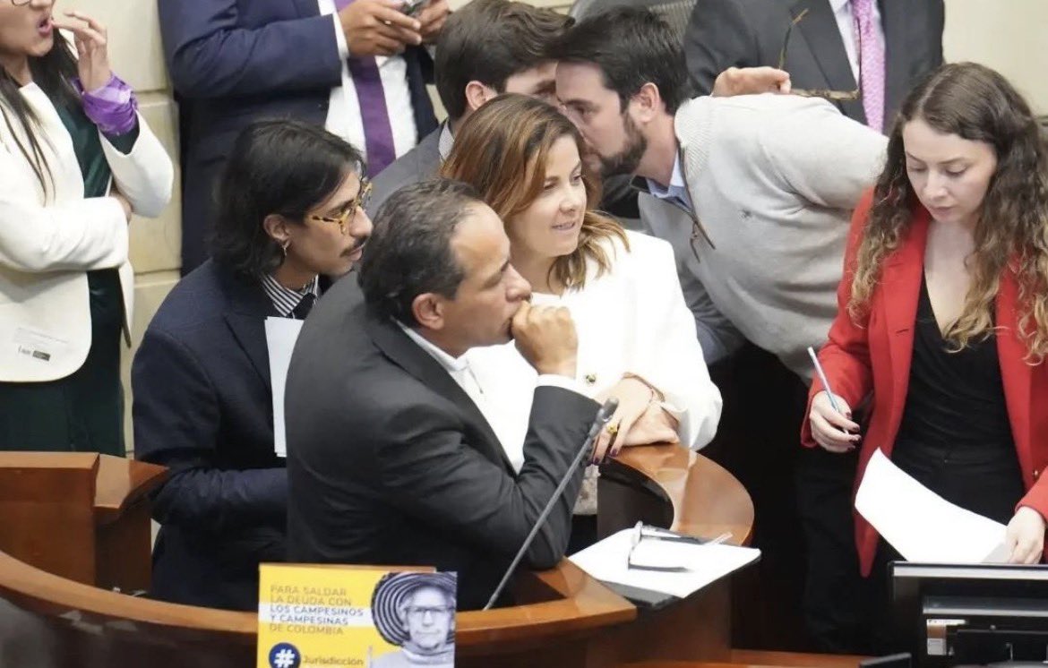AndresLeon_____'s tweet photo. ¡Ufff que día nostálgico este! Pero antes que nada le agradezco profundamente a @AlexLopezMaya y a @MCarvajalinoV por guiar el @DNP_Colombia y el @MinAgricultura con tanto rigor, compromiso, genialidad y amor por la gente al punto de trabajar jornadas extenuantes por garantizar las condiciones materiales de existencia a quienes en otrora fueron excluidos de las políticas públicas. Gracias por confiar en mí y permitirme contribuir en tantas cosas de las cuales me siento orgulloso:

Sacamos adelante la jurisdicción agraria y el reconocimiento constitucional del campesinado, sacamos el CONPES de la Reforma Agraria, logramos territorializar la inversión a nivel municipal, construimos pactos territoriales en Catatumbo, el Cauca, Nariño y Chocó, denunciamos el desfalco de las regalías visitando las obras arriesgando muchas veces nuestra seguridad, Logramos empezar la reversión a la nación del muelle 13 luego de una investigación casi de película, levantamos paros concertando rutas con la gente y sin violencia… en fin… parece un sueño. 

Gracias señor presidente @petrogustavo por hacer todo esto posible permitiendo que jóvenes como nosotros nos formáramos aún más sirviendo al país de domingo a domingo. 

Gracias a mis amigos que hicieron posible resistir tanta presión, solucionar las vicisitudes y salir adelante siempre sonrientes solidificando nuestra valiosa y generosa camaradería. 

¡Gracias al primer Gobierno popular! Jamás permitamos que quiebren moralmente este proyecto y que desconozcan los logros sociales que le entregamos al país de la belleza.