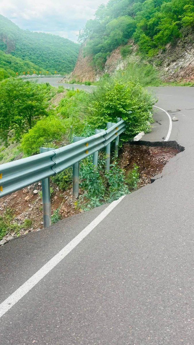 PanchoBolon's tweet photo. Aún no se concluye y ya se ven problemas en la carretera que unirá a Sonora con Chihuahua 

https://t.co/SsW7nNA5lm https://t.co/uuMAmM1Uqi