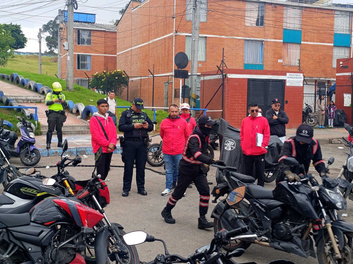 UsmeAlcaldia's tweet photo. ¡Feliz cumpleaños, Bogotá!

📌 Dato: En Usme celebramos con acciones: 
✅ Recuperamos más de 1.600 m² de espacio público. 
🚔 Impusimos 25 comparendos. 
🏍️🚗 Inmovilizamos 9 motos y 2 carros.

Cuidar la ciudad empieza por respetar las normas. 💛❤️ https://t.co/lh3y28bVGd