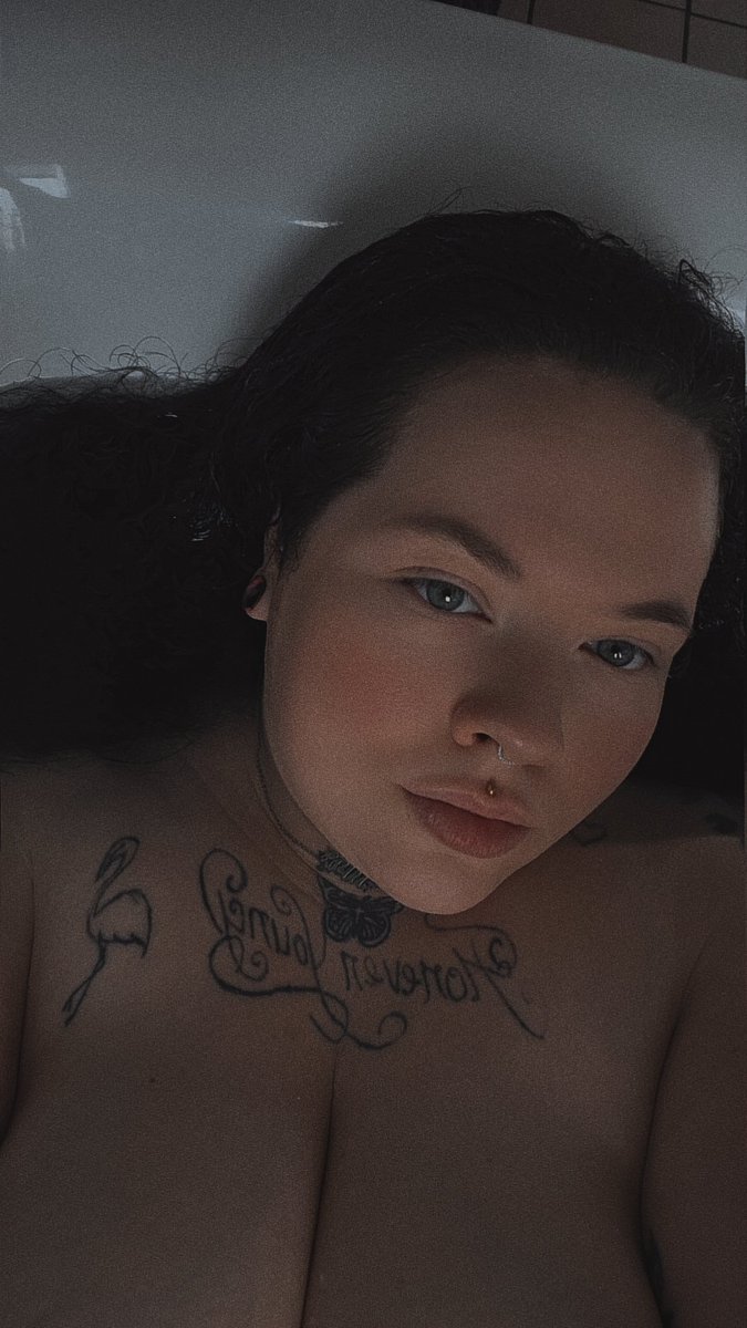 MissNiOfficial's tweet photo. English 🇬🇧
Just me, a warm bath and a little temptation… 🛁💦😏
If you want to see what happened next, you know where to find me. 🔥
👇 OnlyFans link in my bio.

https://t.co/1RilRUHAvI

#OnlyFans #OnlyFansGirl #OFModel #Badewanne #Teaser #Curvy #Glamour  #LinkInBio https://t.co/RI4t5Kshll