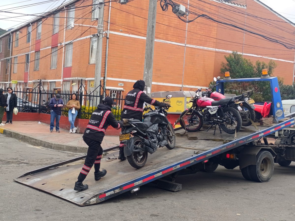 UsmeAlcaldia's tweet photo. ¡Feliz cumpleaños, Bogotá!

📌 Dato: En Usme celebramos con acciones: 
✅ Recuperamos más de 1.600 m² de espacio público. 
🚔 Impusimos 25 comparendos. 
🏍️🚗 Inmovilizamos 9 motos y 2 carros.

Cuidar la ciudad empieza por respetar las normas. 💛❤️ https://t.co/lh3y28bVGd