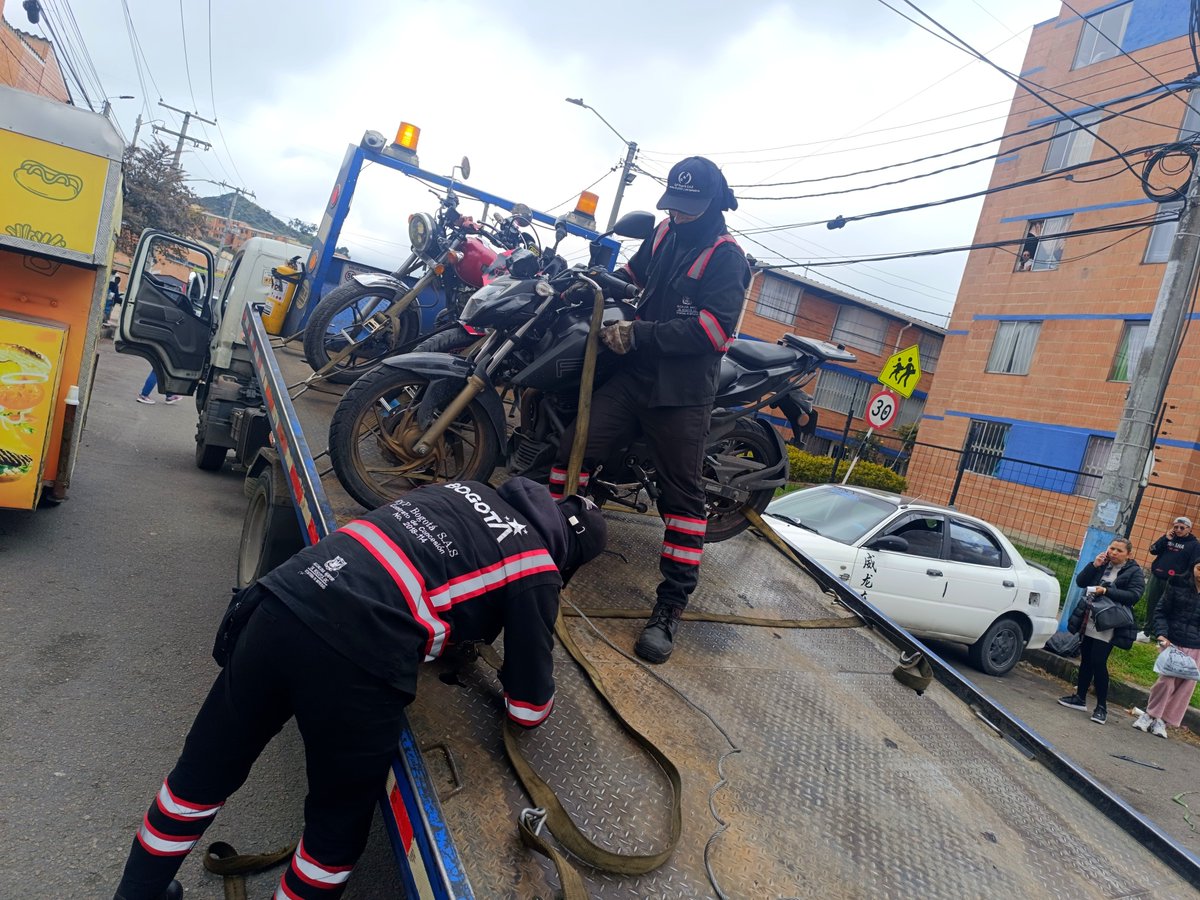 UsmeAlcaldia's tweet photo. ¡Feliz cumpleaños, Bogotá!

📌 Dato: En Usme celebramos con acciones: 
✅ Recuperamos más de 1.600 m² de espacio público. 
🚔 Impusimos 25 comparendos. 
🏍️🚗 Inmovilizamos 9 motos y 2 carros.

Cuidar la ciudad empieza por respetar las normas. 💛❤️ https://t.co/lh3y28bVGd