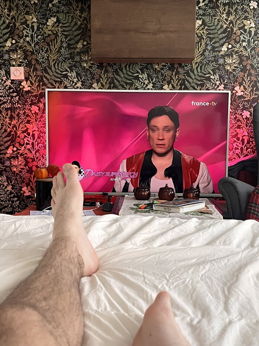 Ptitpieds77's tweet photo. Manque juste quelqu’un à mes pieds devant drag race ! 

#pied #foot #gayfeet #gayfetish #panard #gay #pieds https://t.co/a2HcVbiaw0